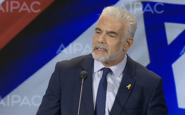 Le chef de l'opposition Yaïr Lapid s'adressant au sommet du Congrès de l'American Israel Public Affairs Committee, à Washington, le 24 février 2025. (Crédit : Capture d'écran/AIPAC)